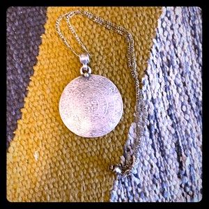 Medallion necklace with magnetic close